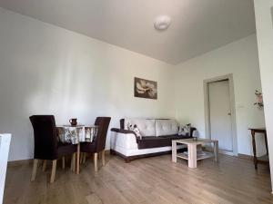赫尔采格诺维Apartment Jovana的客厅配有沙发和桌子