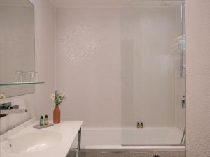 巴黎Legend Hôtel Paris的浴室配有白色浴缸和水槽