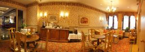 纽约华尔街旅馆的客厅配有桌椅和沙发