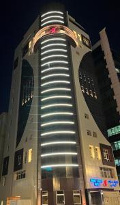 多哈Grand Legacy Hotel Doha的一座在晚上有灯的大建筑