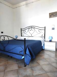 马尔法埃奥利亚诺住宿加早餐酒店的一间卧室配有一张带蓝色毯子的床