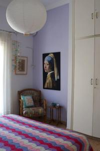 拉斐那Sevasti Rafina的卧室配有一张床和一幅女孩画
