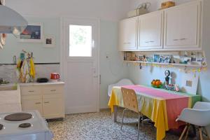 拉斐那Sevasti Rafina的厨房配有一张带五颜六色桌布的桌子