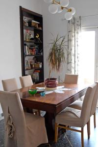 拉斐那Sevasti Rafina的餐桌,椅子和植物
