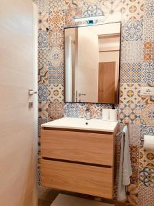 拉古萨码头Casa Elda的一间带水槽和镜子的浴室