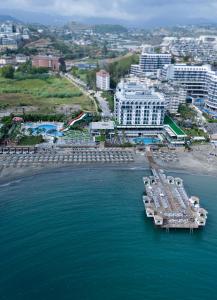 科纳克勒ARIA RESORT & SPA HOTEL Ultra All Inclusive的享有海滩的空中景色,在水中划船