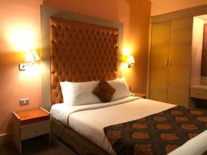 开罗开罗桑塔纳酒店的酒店客房设有一张大床和两盏灯。