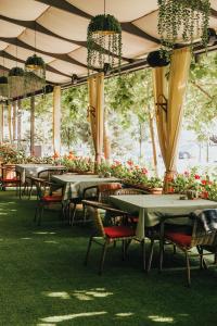 巴库Grand Hotel Baku Central Park的一组帐篷下的桌椅