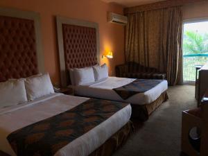 开罗开罗桑塔纳酒店的酒店客房设有两张床和窗户。