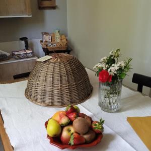 博洛尼亚B&B Marana 14 Casa di Campagna的一张桌子,上面放着一碗水果和花瓶