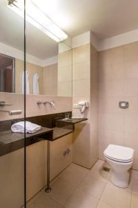 布宜诺斯艾利斯阿根提诺大酒店的浴室配有卫生间、盥洗盆和淋浴。