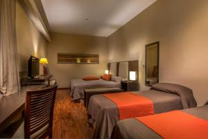 布宜诺斯艾利斯阿根提诺大酒店的酒店客房设有三张床和电视。