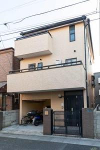 川崎Noriko's Home - Vacation STAY 13624的车库里停放摩托车的建筑物