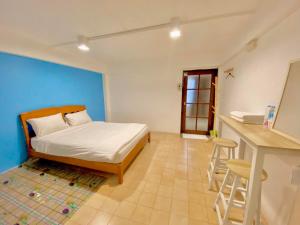 Ban SuaniTalay Krabi的一间卧室设有一张床和蓝色的墙壁