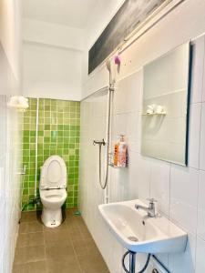 Ban SuaniTalay Krabi的一间带卫生间和水槽的浴室