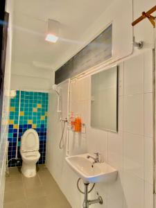Ban SuaniTalay Krabi的一间带水槽和卫生间的浴室