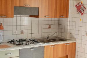 Appartamento l'edera的厨房或小厨房