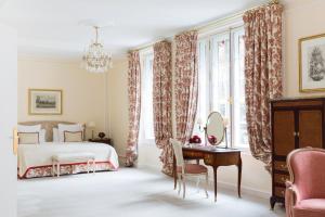 巴黎巴黎布里斯托尔酒店 - 奥克特品质酒店的一间卧室配有一张床和一张带镜子的书桌