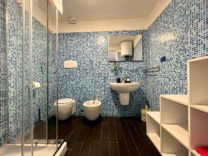 维耶斯泰Il Giardino dei Limoni的浴室配有卫生间、盥洗盆和淋浴。