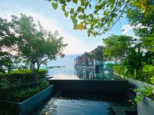 芭堤雅市中心Edge Central Pattaya Vip Condo的享有河流的景色,后方是一座桥