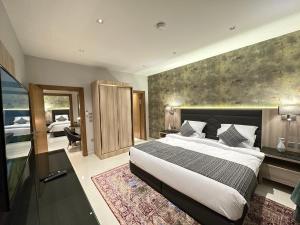吉达Jeddah Luxury stay for Self Check-In Apartment的一间带大床的卧室和一间浴室