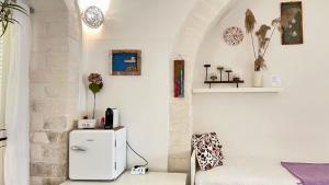 维耶斯泰Il Giardino dei Limoni的白色的客房配有冰箱和沙发。