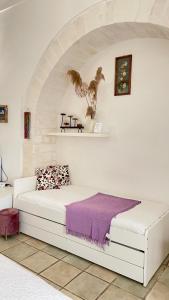 维耶斯泰Il Giardino dei Limoni的卧室配有白色床和紫色毯子