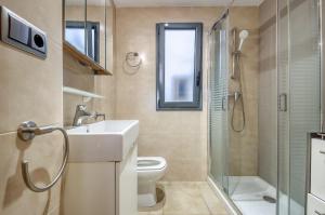 罗萨斯Mestral 1 1 Roses - Immo Barneda的浴室配有卫生间、盥洗盆和淋浴。