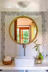 巴拉格兰德Aldeia dos Corais - Taipu de Fora的浴室设有位于水槽上方的镜子