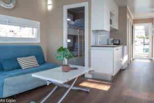 希洪AV Amsterdam Casa Flotante的客厅配有蓝色的沙发和桌子