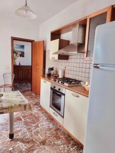 阿曼泰阿Nel cuore di Amantea的厨房配有白色冰箱和炉灶。