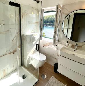 普契什查Lučica, Luxury Rooms By the Sea的带淋浴、卫生间和盥洗盆的浴室