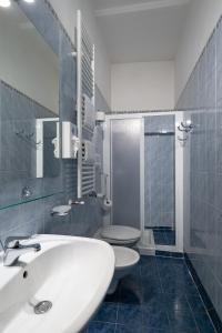 曼托瓦Hotel dei Gonzaga的一间带水槽、卫生间和镜子的浴室