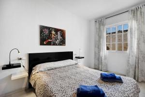 圣玛丽亚港Dúplex Chanca的一间卧室配有一张带两个蓝色枕头的床