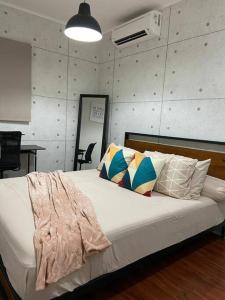 当格浪Aleena's Guesthouse BSD City的卧室配有白色的床和枕头。