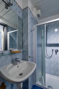 曼托瓦Hotel dei Gonzaga的一间带水槽和淋浴的浴室