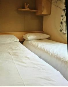托基Rio Plot F的两张睡床彼此相邻,位于一个房间里