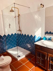 库巴Cuba Real的带淋浴、卫生间和盥洗盆的浴室