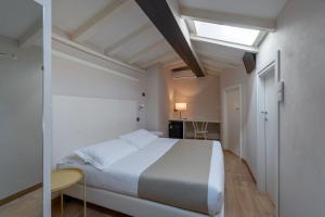 曼托瓦Residenza Accademia的卧室配有一张白色大床和一张书桌
