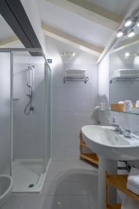 曼托瓦Residenza Accademia的带淋浴和盥洗盆的白色浴室