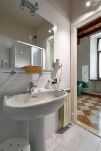 曼托瓦Residenza Accademia的浴室设有白色水槽和镜子