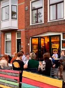 海牙金鹳青年旅舍的一群人坐在餐厅外面