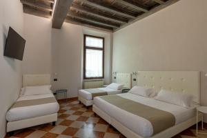 曼托瓦Ca' Tazzoli的一间卧室配有两张床和一台平面电视