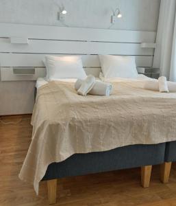拉赫蒂Asuntos-2的一间卧室配有一张带两个白色枕头的大床