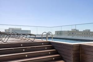马亚Oporto Airport & Business Hotel的建筑物屋顶上的游泳池