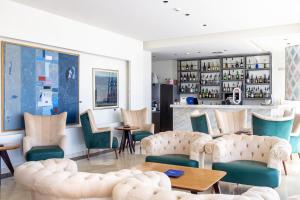 马亚Oporto Airport & Business Hotel的一间带桌椅的餐厅和一间酒吧