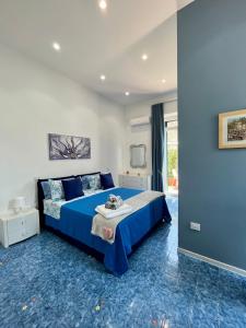 埃尔基耶Il Sogno的一间卧室配有蓝色的床,铺有蓝色的地板