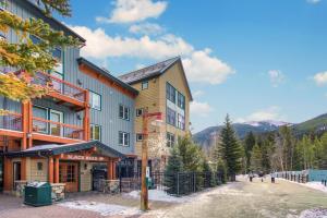 基斯通Jackpine & Black Bear Condominiums by Keystone Resort的山旁街道上的建筑