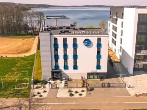 博茨科沃Apartament 101 Aquarius Boszkowo的享有白色建筑的顶部景致,设有蓝色窗户