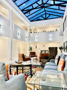 圣布鲁诺Hotel Aluxor SFO, Sapphire Boutique Collection的客厅设有蓝色的天花板和沙发。